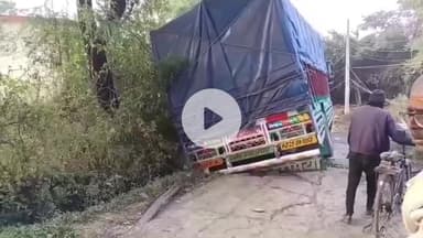 बीना: ग्रामीण क्षेत्रों में भारी वाहनों का प्रवेश, मालखेड़ी में सड़क पर फंसा ट्रक, 3 घंटे तक रास्ता रहा बंद