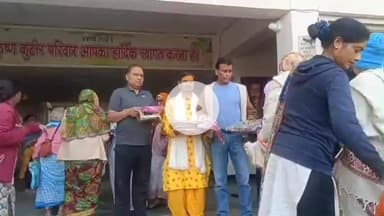मथुरा: समाजसेवियों ने वृंदावन के आश्रय सदन में वृद्ध महिलाओं को साड़ियां बांटकर मानवता का दिया संदेश