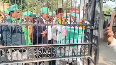 @मैनपुरी : खाद बीज सोसाइटी द्वारा किसानो को परेशान करने के विरोध में मुख्यमंत्री के नाम ज्ञापन।
#Mainpuri : Memorandum to the Chief Minister in protest against the harassment of farmers by the Fertilizer Seed Society.