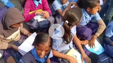 संपतचक: बेलदारीचक के बच्चों ने जर्जर विद्यालय भवन के विरोध में मुख्य मार्ग किया जाम