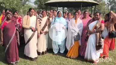 महाराजगंज: कलेक्ट्रेट परिसर में आशाओं ने डीएम को ज्ञापन सौंपा