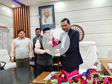 गोपालगंज: डीएम पवन सिन्हा के प्रमोशन पर अधिकारियों ने गुलदस्ता देकर दी बधाई