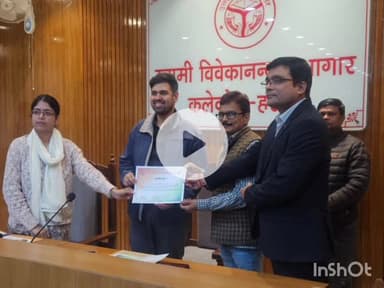 हरदोई: पुनरीक्षण कार्य शतप्रतिशत पूर्ण करने पर बीएलओ को डीएम ने प्रदान किए प्रमाण-पत्र