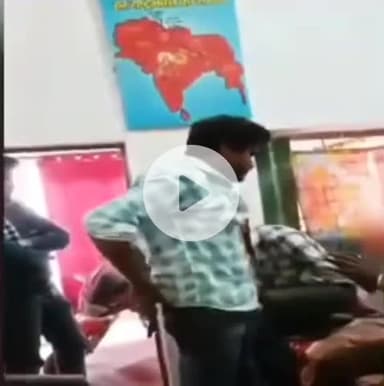 झांसी: बल्लमपुर में असला दिखाकर डंडे से दबंग ने युवक से की मारपीट और पाड़वाए पैर, वीडियो हुआ वायरल