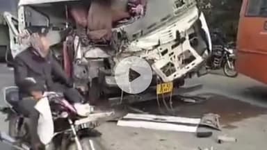 रुद्रपुर: महदहा चौराहे के आगे रामपुर मोड़ के पास दो डंपर में भीषण भिड़ंत, चालक गंभीर रूप से घायल