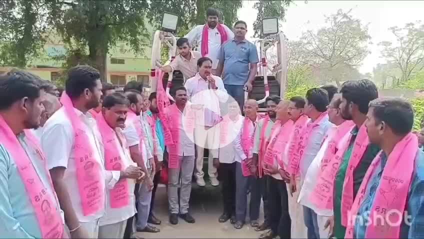 ఐనవోలు: ఐనవోలు మండల కేంద్రంలోని కాంగ్రెస్ పార్టీ సీనియర్ నాయకులు, మాజీ మంత్రి దయాకర్ రావు సమక్షంలో బి ఆర్ఎస్ పార్టీలో చేరిక