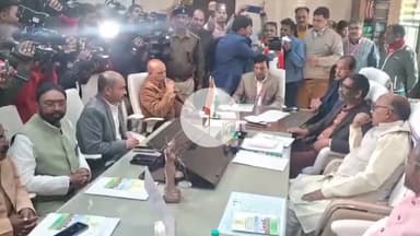 कांके: भाजपा में शामिल होने की चर्चा के बीच मुख्यमंत्री हेमंत सोरेन खुद कार चलाकर पहुंचे विधानसभा