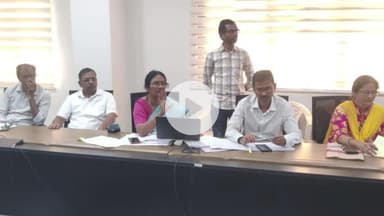 టేకుమట్ల: వైద్య సిబ్బందితో సమీక్ష సమావేశం నిర్వహించిన జిల్లా వైద్యాధికారి వాణిశ్రీ