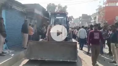 मैरवा: मैरवा में जिला प्रशासन की निगरानी में अतिक्रमण हटाने के लिए चला बुलडोजर