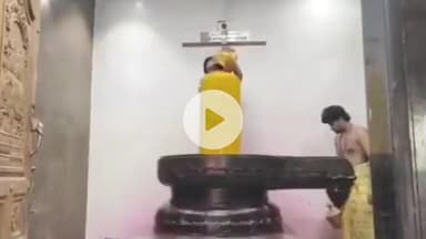 சாத்தான்குளம்: அய்யனடைப்பு பிரத்தியங்கார தேவி ஆலய மகா லிங்கேஸ்வரருக்கு வியாழக்கிழமை முற்பகல் பௌர்ணமி பூஜை வெகு விமர்சையாக நடைபெற்றது