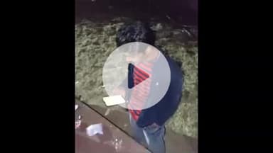 झांसी: झांसी के अटल एकता पार्क में ड्यूटी पर दारू पार्टी करते कर्मचारियों का वीडियो सोशल मीडिया पर हुआ वायरल