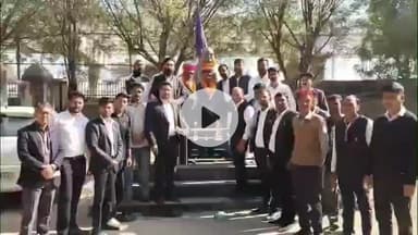 चूरू: कलेक्ट्रेट परिसर में अधिवक्ताओं ने नवनियुक्त कांग्रेस पदाधिकारियों का माल्यार्पण कर और साफा पहनाकर किया स्वागत