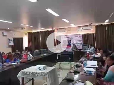 टीकमगढ़: कलेक्ट्रेट कार्यालय में एसआईआर कार्य की समीक्षा बैठक, कलेक्टर ने अधिकारियों को दिए निर्देश