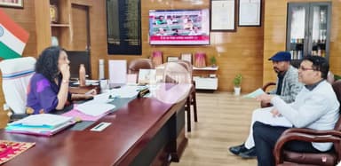 गुमला: तकनीकी विभागों के साथ हुई अहम समीक्षा बैठक, विकास कार्यों में तेजी लाने और लंबित योजनाओं को जल्द पूरा करने का निर