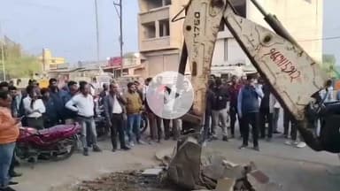 बीना: खुरई रोड सहित क्षेत्र में अतिक्रमण के खिलाफ नगर पालिका की मुहिम जारी, बुलडोजर लेकर निकली टीम