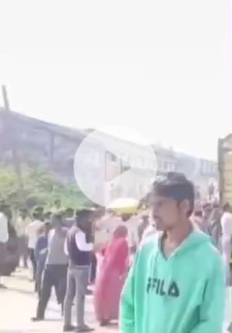 टीकमगढ़: टीकमगढ़ में किसानों ने ट्रक से यूरिया लूटी, बोरियां लेकर भागे