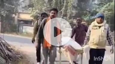 पतरघट: पतरघट में बुजुर्ग की हत्या के बाद शव पोस्टमार्टम के लिए ले जाया गया, एंबुलेंस न मिलने पर परिजन कंधे पर ढोने को हुए मजबूर
