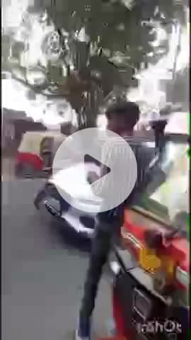 जसराना: असन चौराहे पर बाइक सवार और ई-रिक्शा चालक के बीच हुई जमकर मारपीट, मारपीट का वीडियो आया सामने