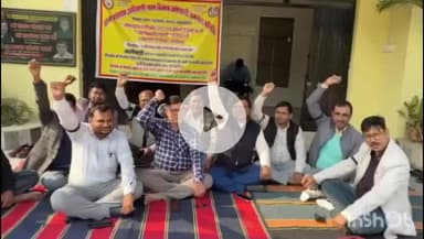 महाराजगंज: परतावल ब्लॉक में ग्राम विकास अधिकारियों ने अपनी मांगों को लेकर किया धरना