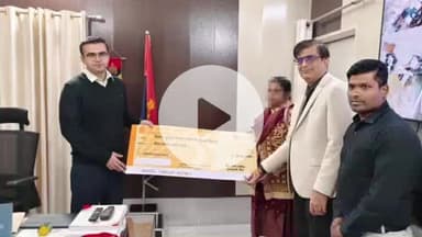 चंदौली: दिवंगत पुलिसकर्मियों के आश्रितों को पुलिस लाइन में एसपी ने सौंपा बीमा चेक, संवेदनशील माहौल में हुआ संक्षिप्त कार्यक्रम