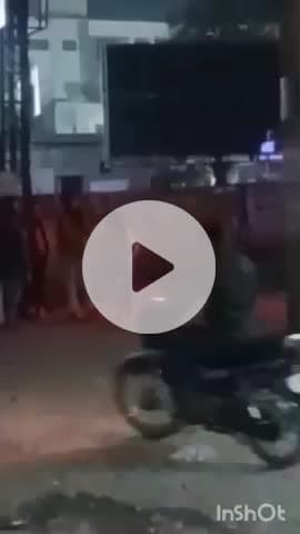 हाथरस: सदर के तालाब चौराहे के रेलवे ट्रैक पर शराब पीकर दो युवकों में जमकर हुई मारपीट, महिला भी लड़ाई में कुदी, वीडियो वायरल