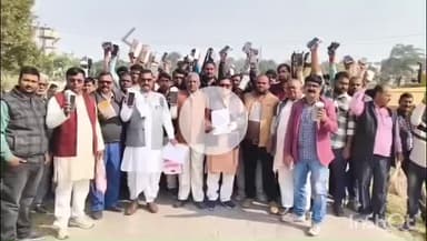 महाराजगंज: कलेक्ट्रेट परिसर में जनपद के कोटेदारों ने प्रदर्शन कर डीएम को सौंपा ज्ञापन