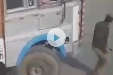 हरदोई: लखनऊ चुंगी पर मंडी चौकी इंचार्ज को ट्रक ने पीछे से मारी टक्कर, बाल-बाल बचे, वीडियो हुआ वायरल