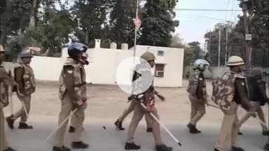 प्रतापगढ़: 6 दिसंबर को लेकर अयोध्या और प्रतापगढ़ पुलिस अलर्ट, एसपी ने पीएसी के साथ शहर में किया फ्लैग मार्च