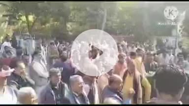 हमीरपुर: कलेक्ट्रेट में कोटेदारों ने मांगों को लेकर मुख्यमंत्री को संबोधित ज्ञापन जिलाधिकारी को सौंपा