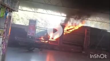 लाडपुरा: कोटा रेलवे अंडरपास में अचानक भड़की आग, दो दमकलों ने घंटों की मशक्कत के बाद लपटें नियंत्रित की, बड़ा हादसा टला