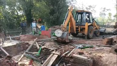 गिरिडीह: पारसनाथ वन प्रक्षेत्र के बदगावा में अवैध आरा मिल ध्वस्त, लकड़ियां जब्त