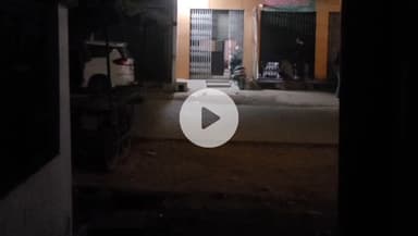 ललितपुर स्टेशन देवगढ़ रोड स्थित देसी कलारी पर रात 10.20 मिनट पर खुले आम दारू भेजने का वीडियो हुआ वायरल#lalitpurnews