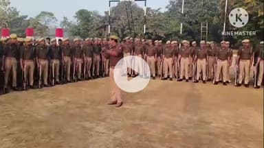 मैनपुरी: पुलिस लाइन में परेड की सलामी लेने के बाद एसपी ने सभी पुलिस कर्मियों को लोगों की सुरक्षा के लिए दी अलग-अलग तरह की जानकारी