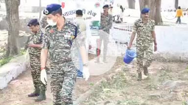 राजगीर: स्वच्छता पखवाड़ा के अंतर्गत सीआरपीएफ जवानों ने विश्व शांति स्तूप परिसर में चलाया सफाई अभियान