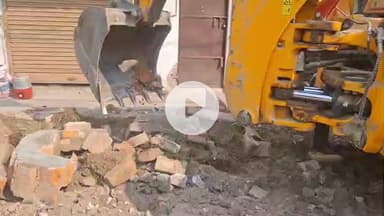 महनार: महनार बाजार में अतिक्रमण पर प्रशासन का कड़ा एक्शन, अंबेडकर चौक से थाना मोड़ तक चला अभियान