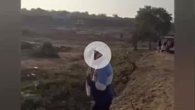 कनवास: दरा घाटी में संतरा से भरा ट्रक खाई में गिरा, संतरों की मची खुली लूट, पुलिस के पहुंचने से पहले बड़ी मात्रा में माल गायब