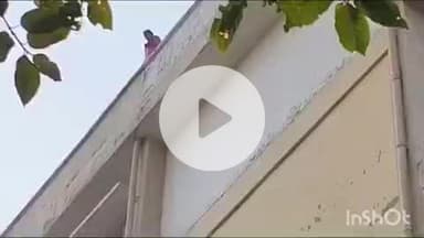 गोपालगंज: कोर्ट परिसर में पांच मंजिला इमारत की छत पर चढ़ी युवती, कूदने का प्रयास किया, पुलिस ने नीचे उतारा