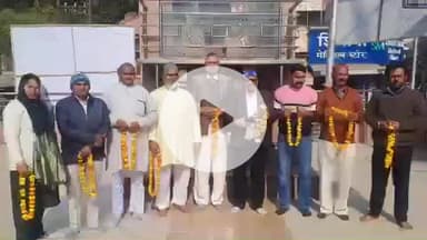 बुलंदशहर: नगर क्षेत्र के अंसारी रोड़ पर डॉ. भीम राव अम्बेडकर के 69वें परिनिर्वाण दिवस पर भीम वाहिनी ने माल्यापर्ण कर श्रद्धांजलि दी