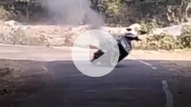 झांसी: बाजना अंडरब्रिज के नीचे चलती इलेक्ट्रिक स्कूटी में लगी आग, चालक ने कूदकर बचाई जान