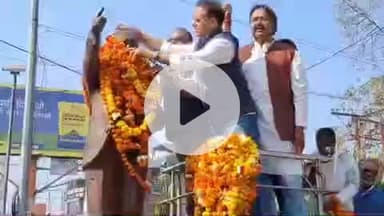 झांसी: कचहरी स्थित बाबा साहब की प्रतिमा पर कांग्रेसियों ने माल्यार्पण कर दी श्रद्धांजलि, संविधान की रक्षा का लिया संकल्प