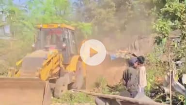 कांके: झारखंड हाईकोर्ट के आदेश के बाद रिम्स परिसर से अतिक्रमण हटाने का अभियान चलाया गया