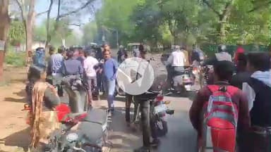 झांसी: GRP पुलिस लाइन के पास ब्लिंकिट बॉय की तेज रफ्तार बाइक ने स्कूटी सवार को मारी टक्कर, स्कूटी क्षतिग्रस्त