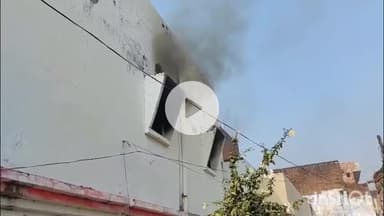 हरदोई: महेश गली में शॉर्ट सर्किट से फ्रिज में लगी आग से मचा हड़कंप, फायर ब्रिगेड ने आग पर पाया काबू