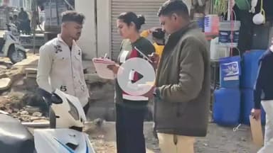 झांसी: रक्सा के मुख्य बाजार में एंटी रोमियो दल ने की चेकिंग, 50 से अधिक संदिग्धों से पूछताछ, छात्राओं को दिए आपातकालीन नंबर