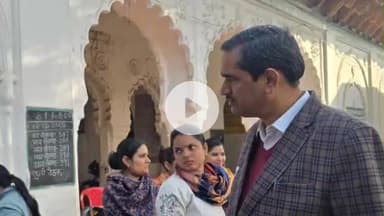 मथुरा: जिलाधिकारी एवं SSP ने मतदान केंद्रों पर मेगा कैंपों का किया निरीक्षण, कर्मचारियों को दिए निर्देश