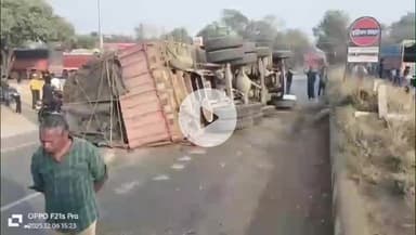 बगोदर: जीटी रोड अटका लक्षीबागी के पास धान से लदा ट्रक दुर्घटनाग्रस्त, ड्राइवर और खलासी घायल