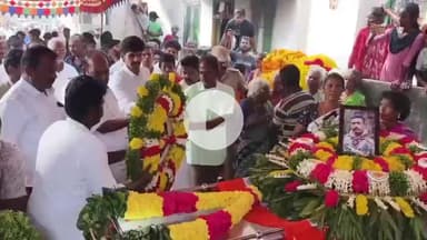 திருத்தணி: ஜம்மு காஷ்மீர் தீவிரவாதிகளால் சுட்டு கொல்லப்பட்ட  ராணுவ வீரர் உடலுக்கு  ஆட்சியர் பிரதாப் அஞ்சலி செலுத்தினர்