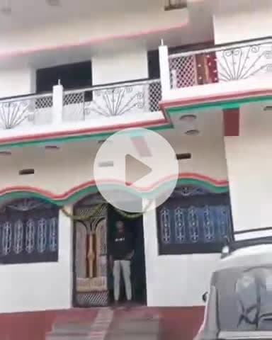 गोपालगंज: यादोपुर थाना पुलिस ने सीहोरवा गांव में फरार आरोपी के घर पर इस्तेहार चिपकाया