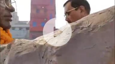 गोपालगंज: शहर के अम्बेडकर चौक पर डीएम ने डॉ भीमराव अंबेडकर की पुण्यतिथि पर प्रतिमा पर किया माल्यार्पण