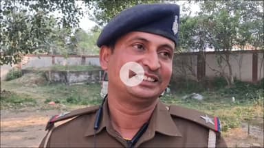 जमीनी विवाद सुलझाने पहुंची पुलिस टीम पर दूसरे पक्ष के ग्रामीणों ने अचानक ईट-पत्थरों से हमला।